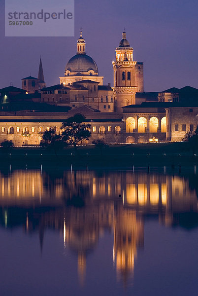 Mantua bei Dämmerung  Lombardei  Italien  Europa