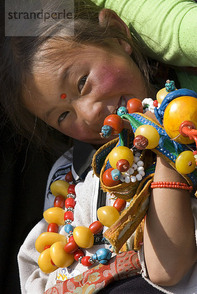 Junges Mädchen mit ethnischen Kleid und Schmuck  Tagong  Sichuan  China  Asien