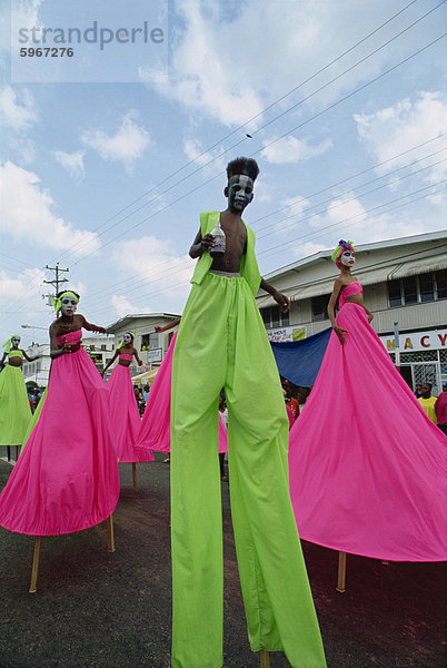 Männer und Frauen auf Stelzen  Steel Band Festival  Point Fortin  Trinidad  Westindien  Caribbean  Mittelamerika