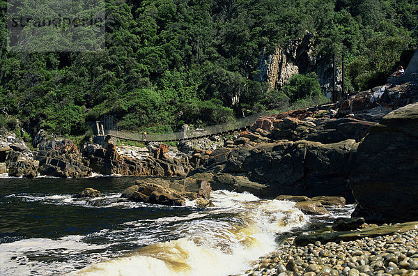 Brücke über den Storms River Mündung im Tsitsikamma National Park an der Garden Route in Südafrika  Afrika