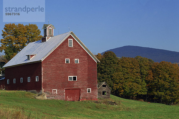 Aussenansicht einer großen Scheune  typisch für die Region  auf einer Farm in Vermont  New England  Vereinigte Staaten von Amerika  Nordamerika