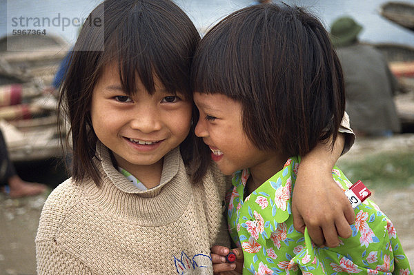 Kopf und Schultern Porträt an zwei vietnamesische Mädchen  Lächeln  ein Blick in die Kamera  in Hoa Lu  Vietnam  Indochina  Südostasien  Asien