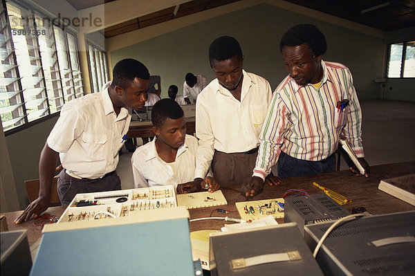Lehrerin mit drei Teenager Studenten  die eine Wissenschaft-Lektion in einer Schule oder Hochschule  Ghana  Westafrika  Afrika