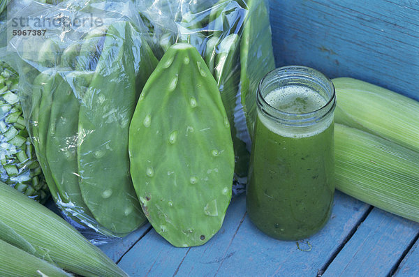 Nahaufnahme der mexikanischen Getränk aus Kaktus  Aloe Vera  Zitrone  Knoblauch und Honig in einem Glas  Mexiko  Nordamerika