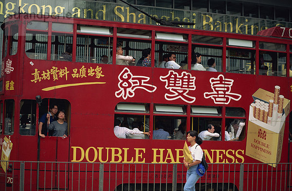 Straße Szene und Straßenbahn  Hong Kong  China  Asien