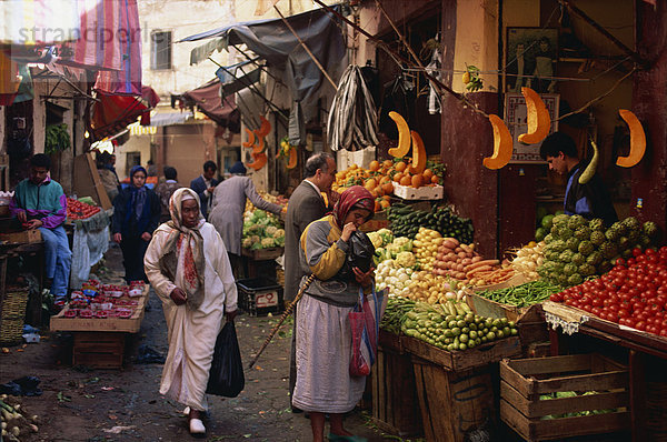 Straßenszene und Souks in der Medina  Casablanca  Marokko  Nordafrika  Afrika