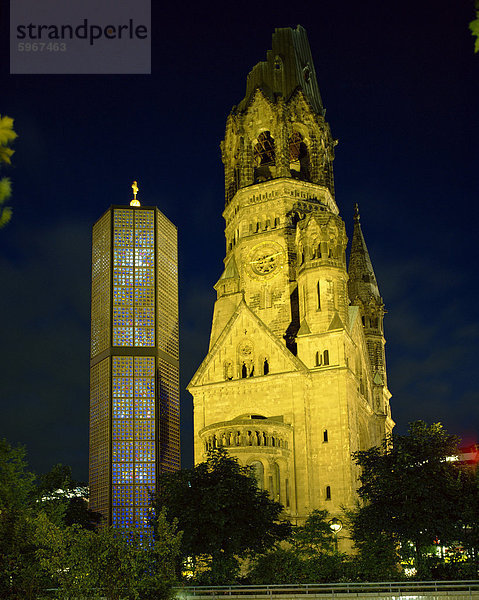 Die Erinnerung-Kirche und der Kaiser-Wilhelm-Gedächtniskirche  beleuchtet bei Nacht  Kurfurstendam  Berlin  Deutschland  Europa