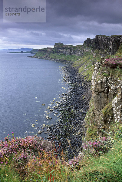 Basaltische Klippen dominieren Raasay Sound  Ostküste von Skye  Trotternish  Isle Of Skye  Innere Hebriden  Schottland  Vereinigtes Königreich  Europa