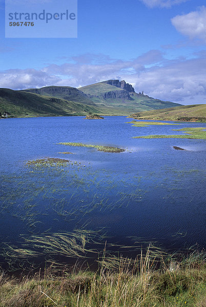 Loch Fada und Storr  719 m  Insel der Inneren Hebriden  Skye  Schottland  Vereinigtes Königreich  Europa