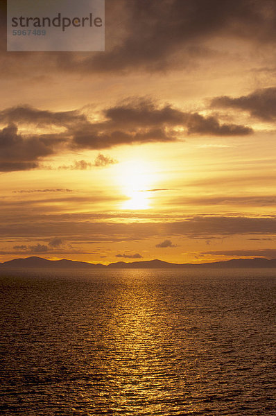 Sonnenuntergang über der Minch  von Trotternish  Harris die Distanz  Isle Of Skye  Innere Hebriden  Schottland  Vereinigtes Königreich  Europa