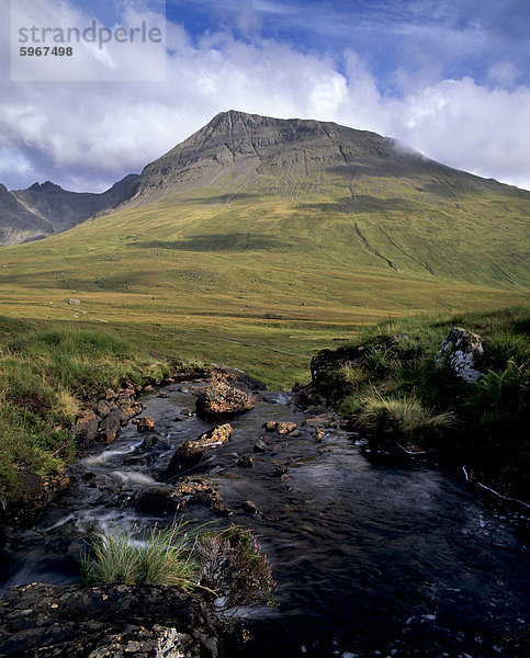 Glen Brittle mit Allt Coir ein Mhadaidh Stream und Sgurr Thuilm  881 m  Black Cuillins  Isle Of Skye  Innere Hebriden  Schottland  Vereinigtes Königreich  Europa