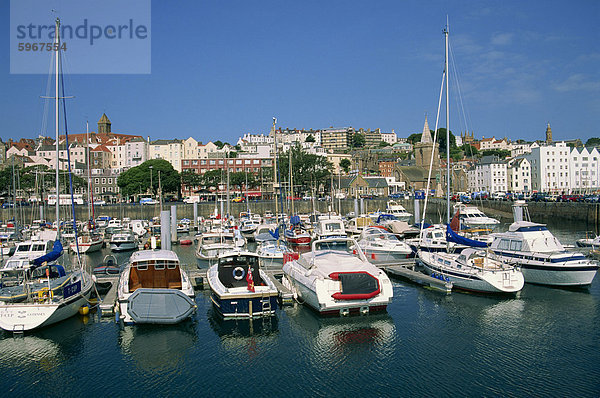 Marina in St. Peter Port  Guernsey  Kanalinseln  Großbritannien  Europa