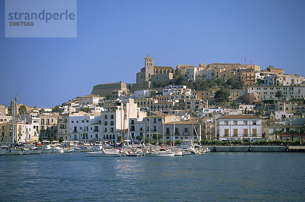 Ibiza-Stadt Skyline und den Hafen  Ibiza  Balearen  Spanien  Mittelmeer  Europa