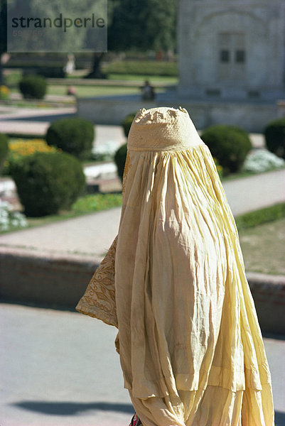 Frau in Burka  Lahore  Pakistan  Asien