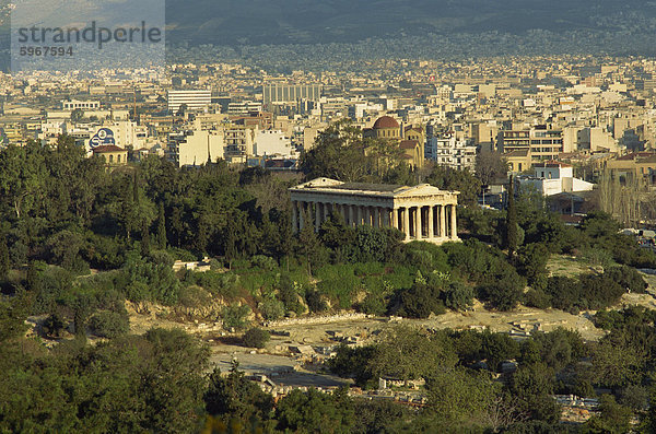 Tempel des Hephaistos und der Agora mit Athen im Hintergrund  Griechenland  Europa