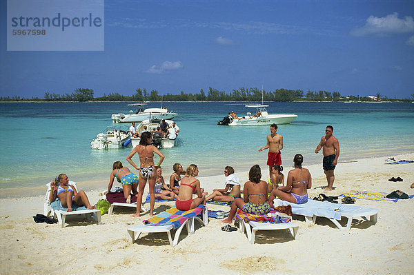 Gruppe von Touristen am Strand  Western Esplanade  Nassau  Bahamas  Karibik  Mittelamerika