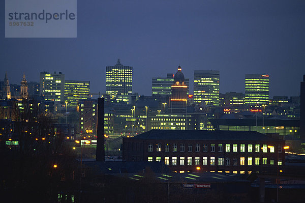 Skyline der Stadt aus dem Armley Bereich  Leeds  Yorkshire  Vereinigtes Königreich  Europa