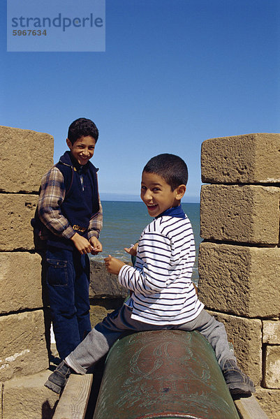 Kinder spielen auf den Wällen  Essaouira  Marokko  Nordafrika  Afrika