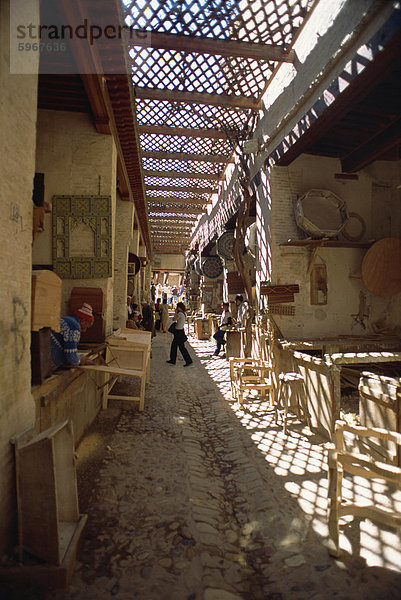 Suk in der alten ummauerten Stadt oder Medina  Fez  Marokko  Nordafrika  Afrika