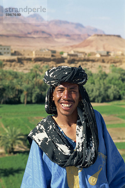 Mann in der Nähe der Todra Schlucht  Tinerhir  Marokko  Nordafrika  Afrika