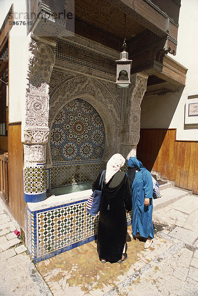 Brunnen in der alten Stadt oder Medina  Fez  Marokko  Nordafrika  Afrika