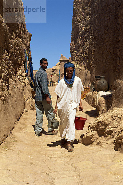 Mann mit Wasserkocher  Marokko  Nordafrika  Afrika