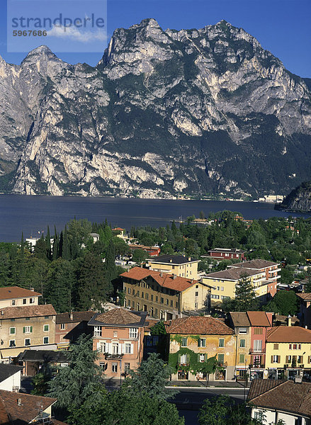 Die Stadt von Torbole am Gardasee  Lombardei  Italien  Europa