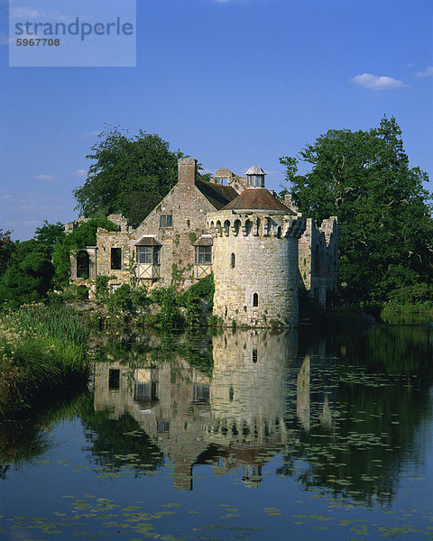 Burg spiegelt sich in See  Scotney Castle bei Lamberhurst  Kent  England  Vereinigtes Königreich  Europa