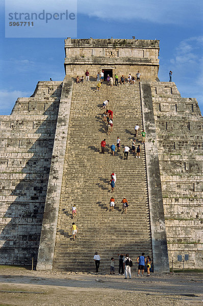 Touristen Klettern El Castillo  Pyramide  die Gott gewidmet  Kukulcan  Chichen Itza  UNESCO Weltkulturerbe  Yucatan  Mexiko  Nordamerika