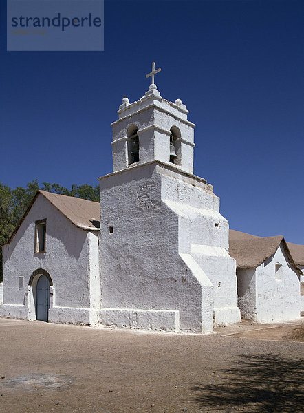Weiße Kirche San Pedro Oase in der Wüste von Atacama  Chile  Südamerika