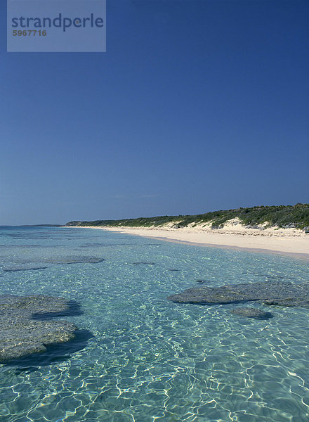 Leeren Strand auf einer der Exuma Inseln in den Bahamas  Westindische Inseln  Caribbean  Mittelamerika