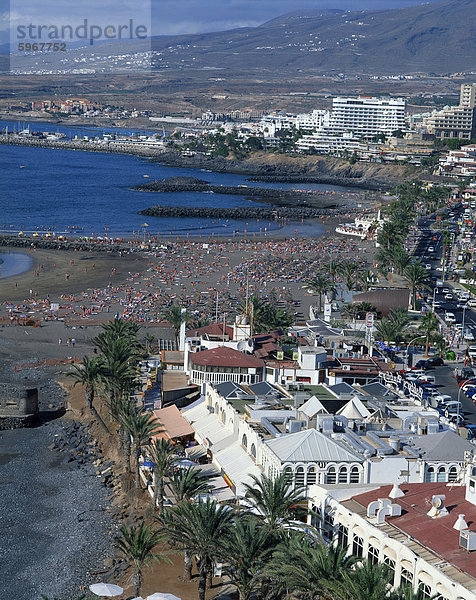 Touristen am Strand von Playa Troya  Puerto Colon  an der Playa de Las Americas  Los Cristianos  Teneriffa  Kanarische Inseln  Spanien  Atlantik  Europa
