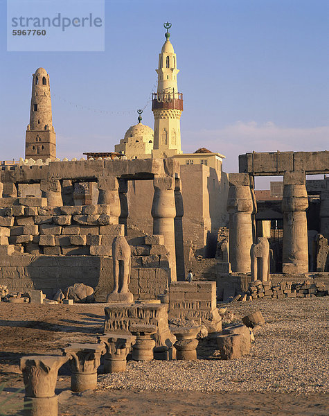 Ruinen von der Luxor-Tempel und das Minarett der Abu el-Haggag-Moschee  erbaut in der Mitte  Luxor  Theben  UNESCO Weltkulturerbe  Ägypten  Nordafrika  Afrika