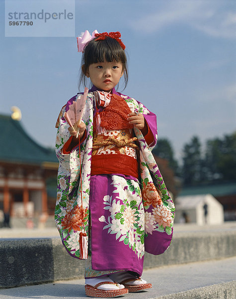 Porträt von einem kleinen Mädchen in traditioneller Kleidung  in Kyoto  Japan  Asien
