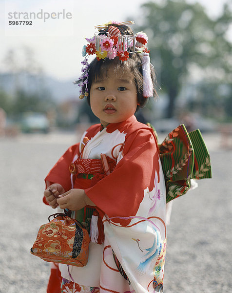 Porträt von einem kleinen Mädchen in traditioneller Kleidung  in Kyoto  Japan  Asien