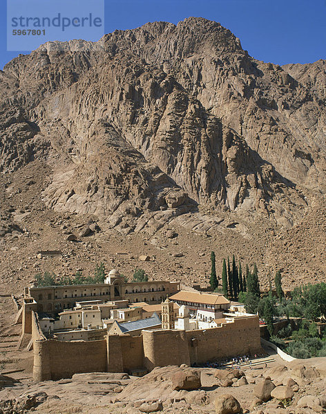 Kloster St. Catherines unter einem felsigen Hügel  UNESCO Weltkulturerbe  Sinai  Ägypten  Nordafrika  Afrika