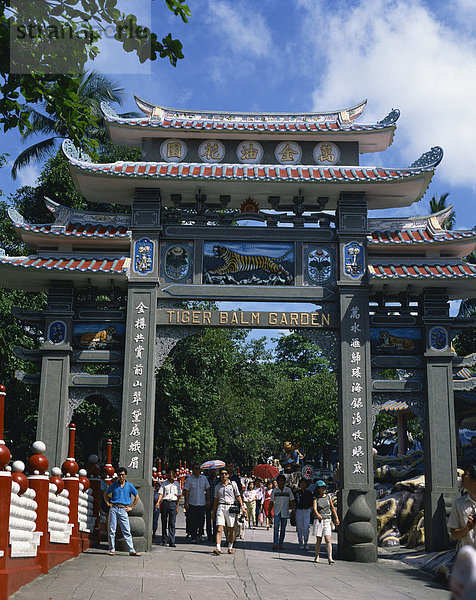 Die reich verzierten Tor zu der Tiger Balm Gardens in Singapur  Südostasien  Asien