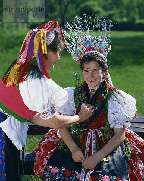 Porträt von zwei Frauen in ungarischer Tracht in Ungarn  Europa