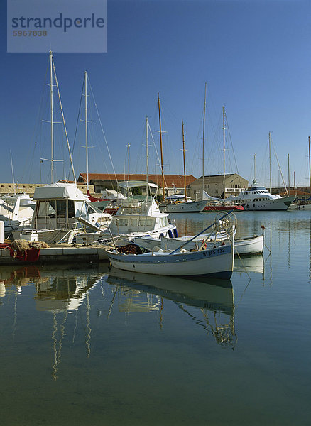 Boote im Hafen von Port Vauban in Antibes an der Cote d ' Azur  Alpes Maritimes  Provence  Côte d ' Azur  Frankreich  Mediterranean  Europa