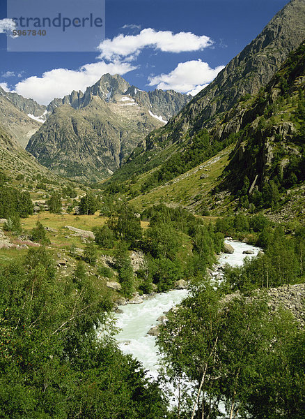 Fluss und die Berge des Veneon-Tals in der Parc National des Ecrins  in der Nähe von Grenoble  Isere  Rhône-Alpes  Frankreich  Europa