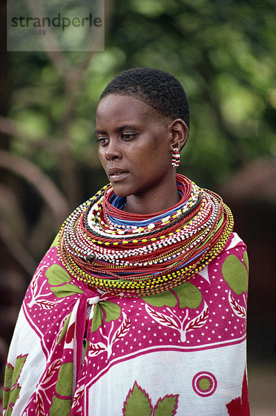 Porträt einer jungen Frau Masai  Kenia  Ostafrika  Afrika