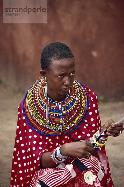 Porträt einer jungen Frau Masai  Kenia  Ostafrika  Afrika