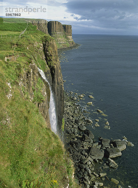 Wasserfall über Klippe in das Meer  The Kilt Rock  Insel Skye  Schottland  Vereinigte Königreich  Europa