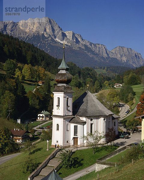 Die Kirche Maria Gern und Dorf von Untersburg in den Bergen von Bayern  Deutschland  Europa