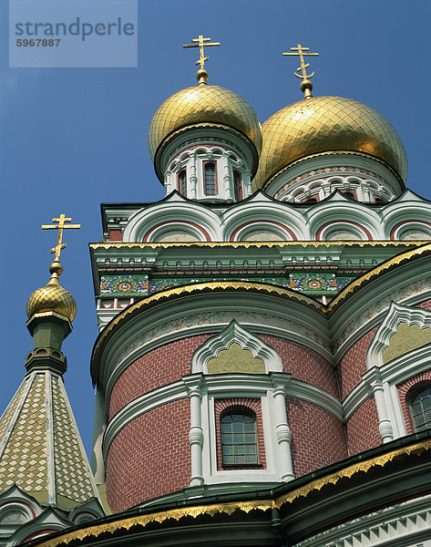 Nahaufnahme der goldene Kuppeln und Dekoration auf dem Shipka Kirche  Schipka  Bulgarien  Europa