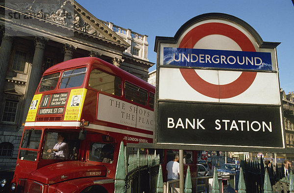 Doppel Decker Bus und unterzeichnen Station Bank London Underground  Stadt von London  London  England  Vereinigtes Königreich  Europa