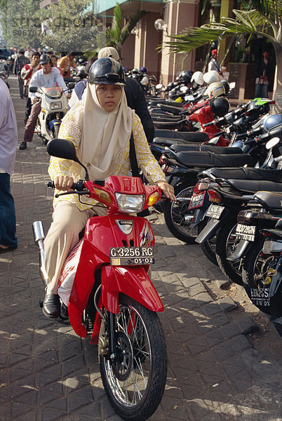 Frau auf Motorroller  Jogjakarta  Java  Indonesien  Südostasien  Asien