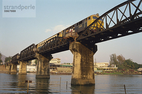 Trainieren der River Kwai Brücke in Kanchanburi in Thailand  Südostasien  Asien