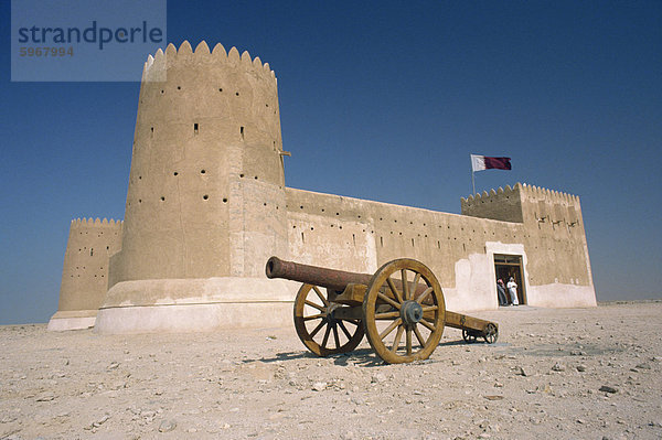 Das Al Zu Augen Fort  restauriert und jetzt offen als Museum  mit einer Kanone im Vordergrund  Katar  Naher Osten