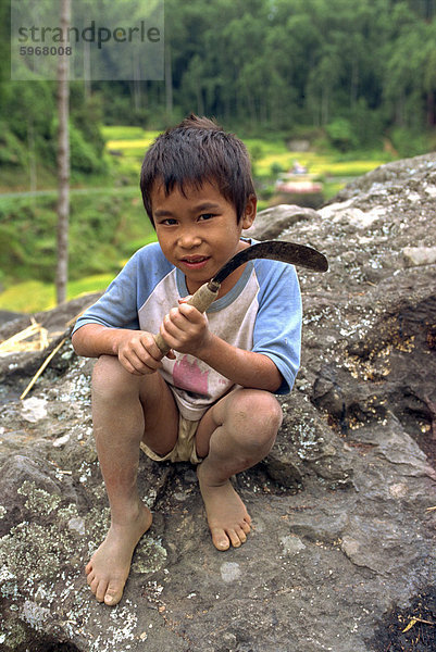 Kleiner Junge mit einer Sense  Toraja Region  Sulawesi  Indonesien  Südostasien  Asien